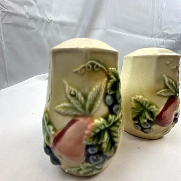 Set of Vintage Salt & Pepper Shakers Nappon Japan Hand painted 2.75" gold trim - Picture 5 of 6